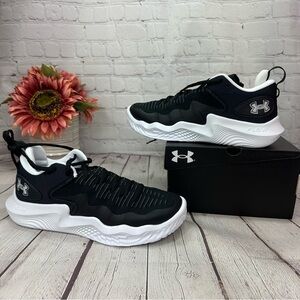 NIB UA W flow ace low top sneaker volleyball court black white womens